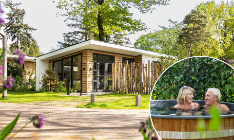 Moderne Silva Wellness-lodge bij Bospark Ede in Nederland met hottub en stel genietend van de buitenspa.