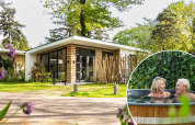 Lodge moderno Silva Wellness en Bospark Ede, Países Bajos, con jacuzzi y pareja disfrutando del spa exterior.