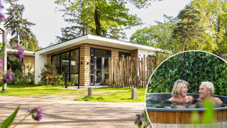 Lodge moderne Silva Wellness avec bain à remous à Bospark Ede, Pays-Bas, et couple profitant du spa extérieur.
