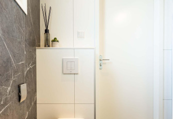 Bagno moderno con wc sospeso, diffusore e cactus, fotografato a Silva Wellness di Bospark Ede.