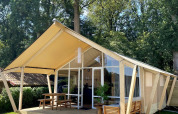 Safari telt Luna Lodge ved Camping the Noetselerberg i Holland, med træterrasse og udendørs siddepladser.