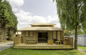 Tienda de safari Stardust 40 Family Lodge en Arden Parks - Signy l'Abbaye, Francia, con terraza y asientos.