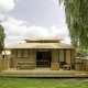 Safari-Zelt Stardust 40 Family Lodge im Arden Parks - Signy l'Abbaye, Frankreich, mit Veranda und Sitzbereich.