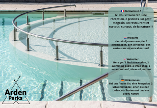 Cartel de bienvenida junto a la piscina en Arden Parks - Signy l'Abbaye, Francia, en Stardust 40 Family Lodge.
