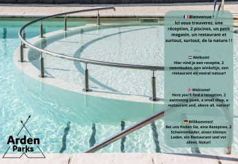 Cartel de bienvenida junto a la piscina en Arden Parks - Signy l'Abbaye, Francia, en Stardust 40 Family Lodge.