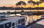 Vista al atardecer desde una casa flotante llamada Harbour Lodge Amsterdam en Marina Parcs Amsterdam, Países Bajos.