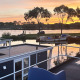 Solnedgang udsigt fra en husbåd kaldet Harbour Lodge Amsterdam ved Marina Parcs Amsterdam i Holland.