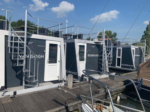 Woonboten bij Harbour Lodge Amsterdam in Marina Parcs Amsterdam met namen van Nederlandse kunstenaars.