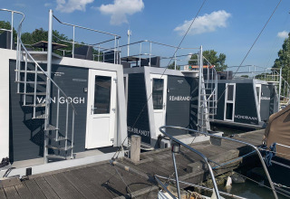 Woonboten bij Harbour Lodge Amsterdam in Marina Parcs Amsterdam met namen van Nederlandse kunstenaars.