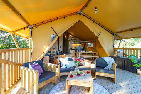 Vue intérieure de la tente Safari lodge XL à Marina Parcs Almere, Pays-Bas, avec espace détente.