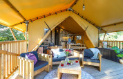 Vue intérieure de la tente Safari lodge XL à Marina Parcs Almere, Pays-Bas, avec espace détente.