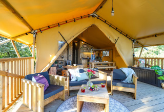 Vue intérieure de la tente Safari lodge XL à Marina Parcs Almere, Pays-Bas, avec espace détente.