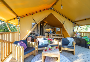 Vue intérieure de la tente Safari lodge XL à Marina Parcs Almere, Pays-Bas, avec espace détente.