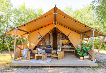 Safari Lodge XL à Marina Parcs Almere, Pays-Bas, avec tente safari ouverte, terrasse et coin salon.