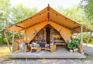 Safari Lodge XL bij Marina Parcs Almere, Nederland, met open safaritent, houten terras en zitmeubels.