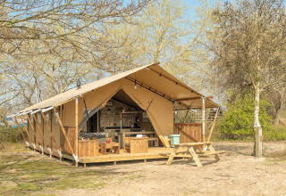 Safari lodge XL bij Marina Parcs Almere, Nederland, een ruime safaritent omgeven door natuur.