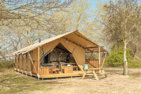 Safari lodge XL bij Marina Parcs Almere, Nederland, een ruime safaritent omgeven door natuur.