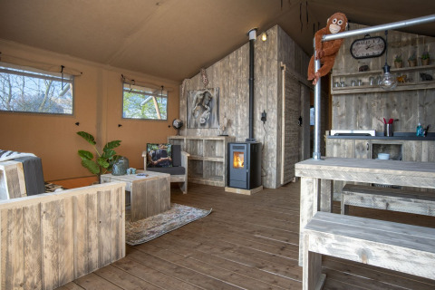 Intérieur du Safari lodge XL à Marina Parcs Almere, Pays-Bas, avec mobilier en bois et ambiance chaleureuse.