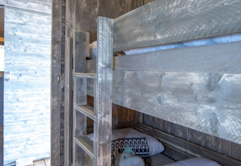 Gemütlicher Schlafraum mit Etagenbett und Holzwänden in einer Safari Lodge XL bei Marina Parcs Almere, Niederlande.