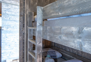 Letti a castello accoglienti e pareti in legno in una Safari Lodge XL presso Marina Parcs Almere, Paesi Bassi.