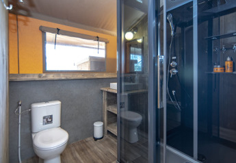 Badeværelse i Safari lodge XL hos Marina Parcs Almere, Holland, med toilet, bruser og vask.