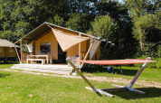Villatent Outback lodge ved Camping Au Clos de La Chaume i Frankrig med hængekøje og solrige omgivelser.
