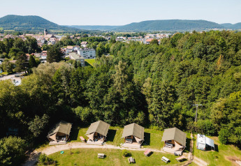 Luchtbeeld van Villatent Outback op Camping Au Clos de La Chaume met tenten en bosrijk landschap in Frankrijk.