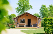 Safari-teltet Villatent Nomad på Camping Betuwestrand i Holland, omgivet af grønne træer og natur.