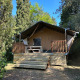 Tenda safari Villatent Wood al Camping Colleverde in Italia, circondata da alberi e natura, vista frontale.
