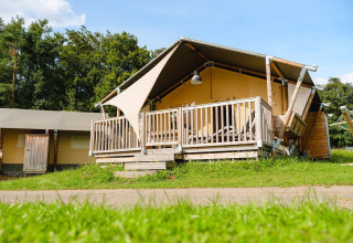 Safaritent Villatent Outback bij Camping La Colline in België met ruime veranda en groene omgeving.